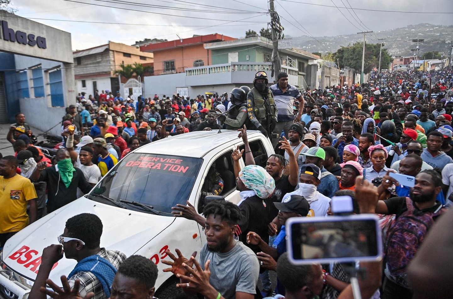 a-new-day-of-demonstrations-punctuated-by-violence-in-haiti