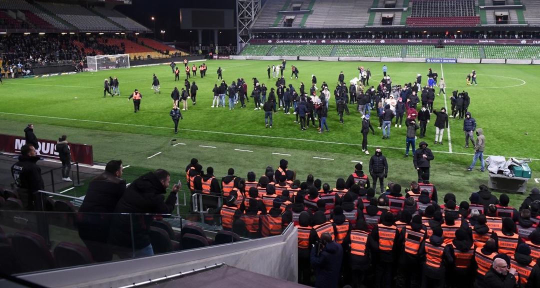 ligue-1:-metz-supporters-invaded-the-pitch-after-the-defeat