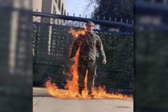 to-protest-against-the-gaza-war,-an-american-soldier-sets-himself-on-fire-in-front-of-the-israeli-embassy-in-washington