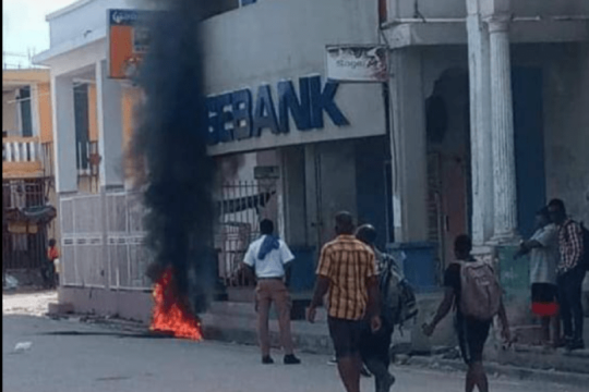video-|-the-anti-ariel-protest-amplifies-petit-goave:-josu-pierre-louis-conspuated-and-accused-of-attempted-corruption