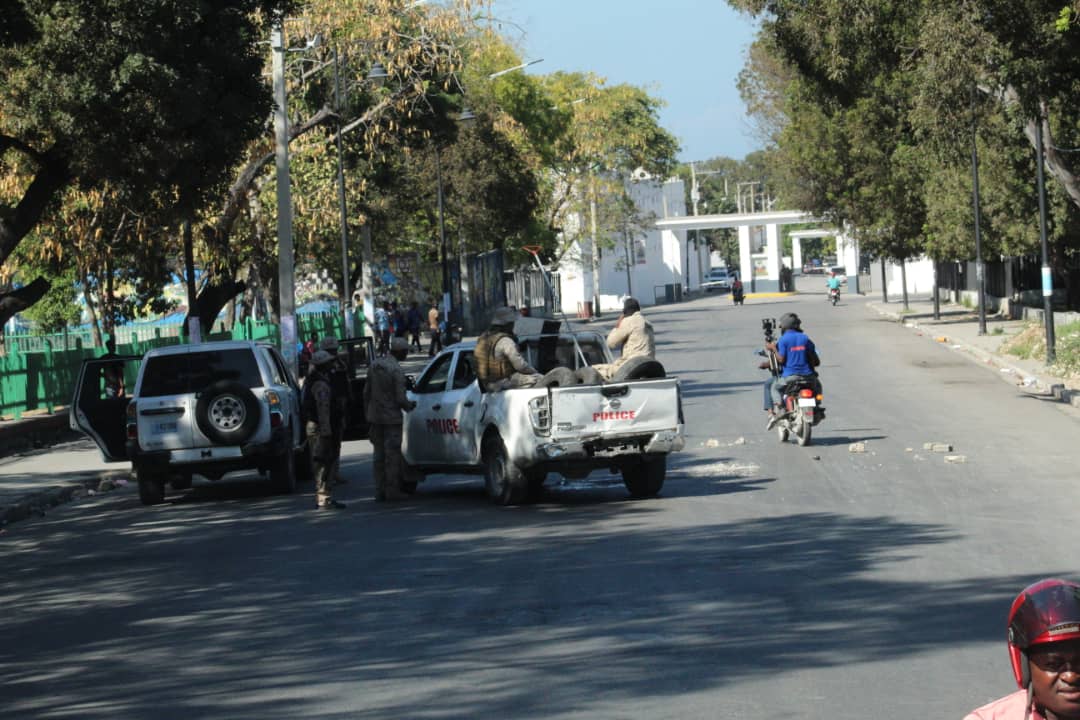 haiti:-gangsters-target-the-presidential-palace,-set-fire-to-an-armored-tank-and-injure-at-least-4-police-officers
