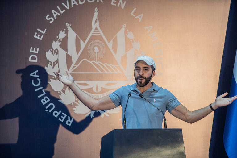 after-solving-the-gang-problem-in-el-salvador,-nayib-bukele-attacks-the-economy